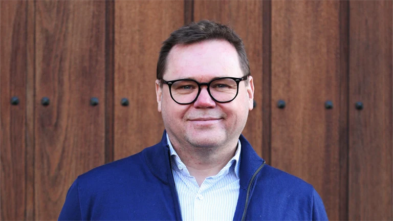 Porträttbild på Mattias Elg, professor i kvalitetsteknik. Mattias Elg ler och tittar in i kameran. Foto: Jönköping University 