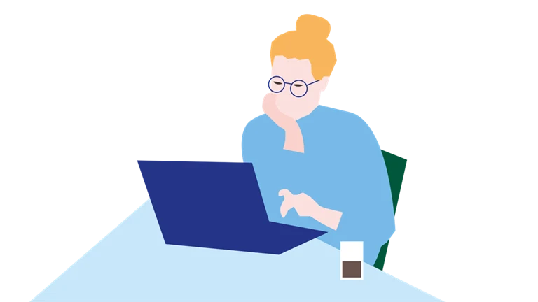 Blond kvinna med ljusblå tröja skriver på en laptop.