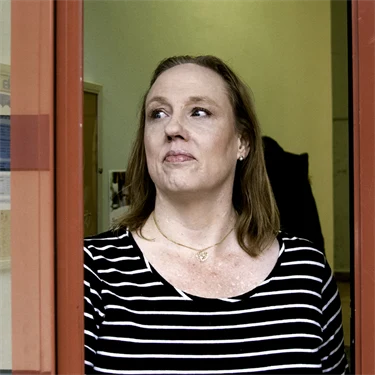Person som står i en dörröppning.