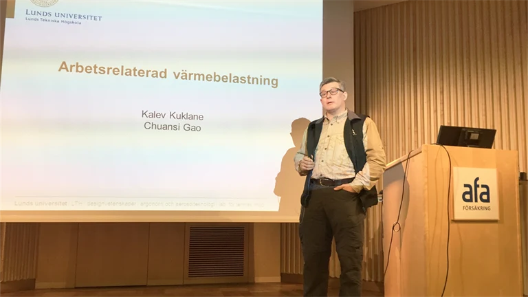 Kalev Kuklane, universitetslektor på avdelningen Ergonomi och aerosolteknologi på Lunds universitet, i Afa Försäkrings hörsal.