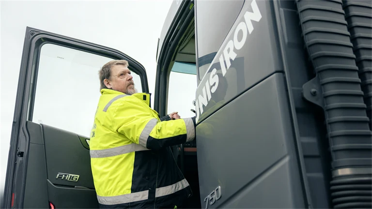 Ulrich Höntzcsch klättrar upp i hytten på en lastbil med tung last.