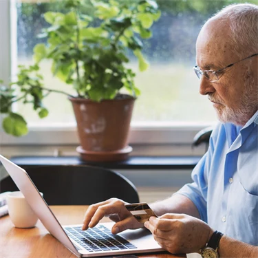 Man med laptop