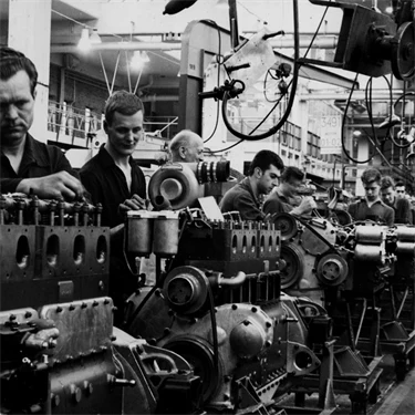 verkstadsarbetare på scania-vabis (numera saab scania) monterar motorer till lastbilar i fabriken i södertälje 1965