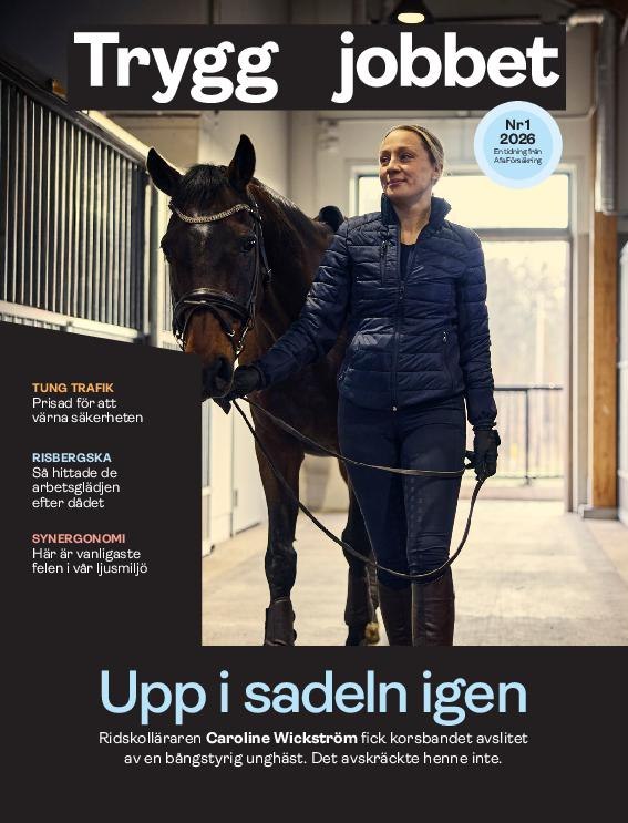 Omslag till Trygg på jobbet nr 1 2026 med ridskolläraren Caroline bredvid en häst.