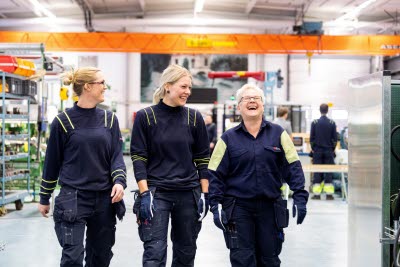 Kvinnliga ingenjörer går genom en fabrik