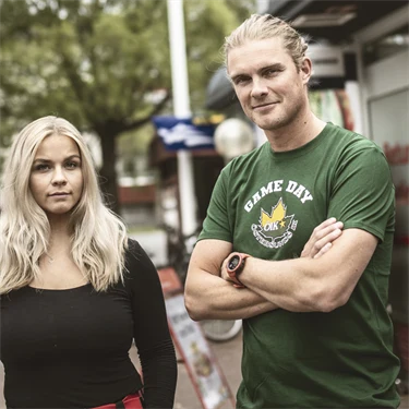 ica-handlare carl-johan winblad och medarbetaren madicken elofsson utanför butiken i östersund