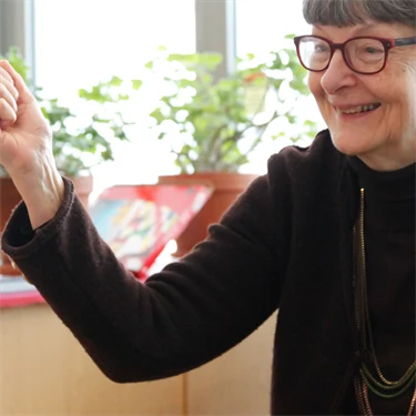 Äldre par spelar Fia med knuff