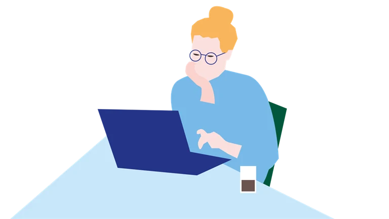 Blond kvinna med ljusblå tröja skriver på en laptop.