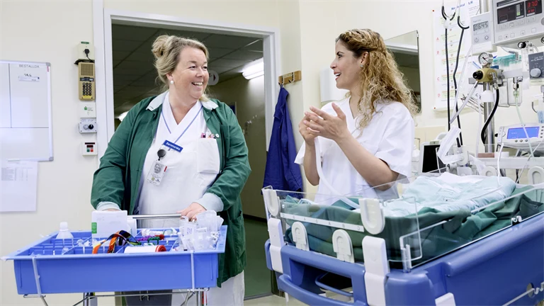 Två sjuksköterskor i en vårdsal.