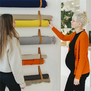 Egenföretagare och kund i butik