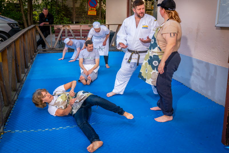 Cafépersonal får judoinspirerad fallträning