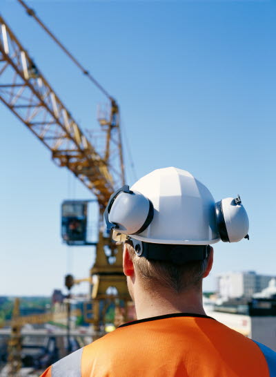 Byggnadsarbetare och lyftkran