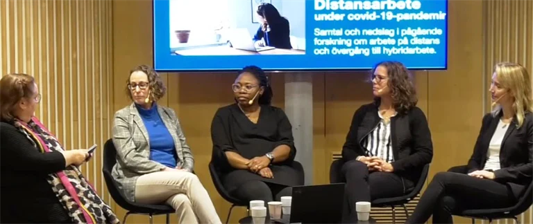 Fem kvinnor sitter på scenen i Afa Försäkrings hörsal och diskuterar i samband med ett seminarium om distansarbete under pandemin.