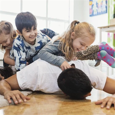 Pedagog leker med förskolebarn