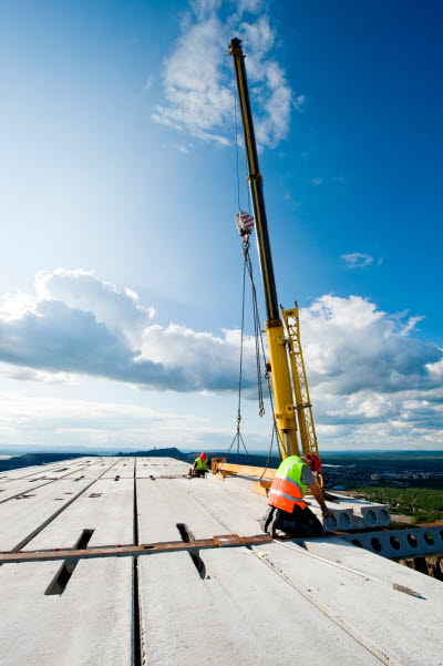 Byggnadsarbetare arbetar på hög höjd