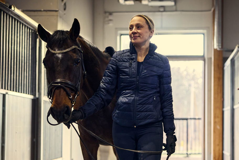 Caroline Wickström och Giacomo i stallet