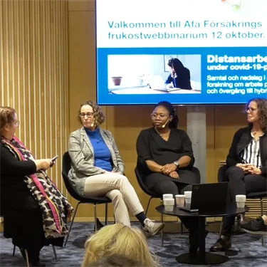Fem kvinnor sitter på scenen i Afa Försäkrings hörsal och diskuterar i samband med ett seminarium om distansarbete under pandemin.