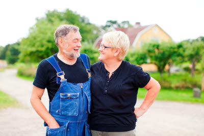 Äldre glatt par i villaområde