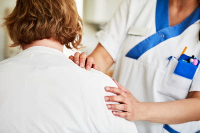 Sjuksköterska undersöker axel.jpg