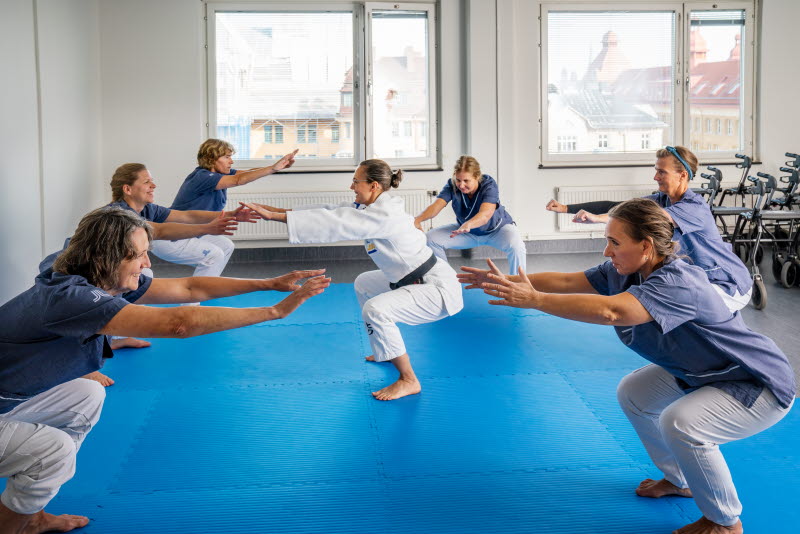 Vårdpersonal får judoinspirerad fallträning
