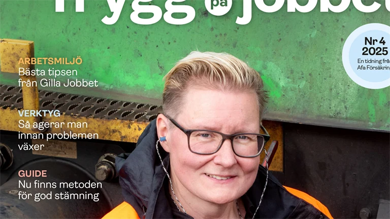Omslag till Trygg på jobbet nr 4 2025 med lokföraren Anna bredvid ett tåg.