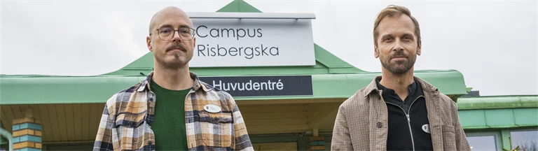 Petter Kraftling och Mattias Molin utomhus framför entrén till Campus Risbergska.