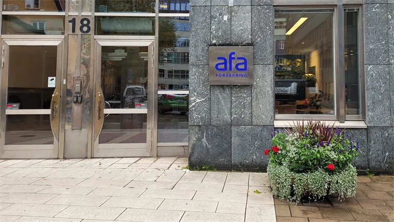 Glasdörrar som är ingången till Afa Försäkrings kontor.