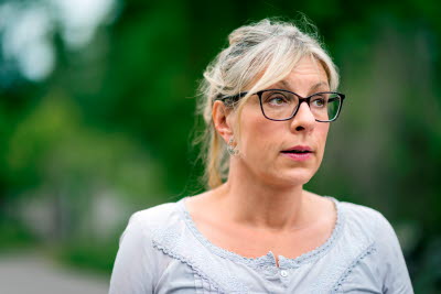 Kvinna i 50-årsåldern med glasögon och blont uppsatt hår.