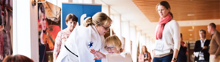 Forskaren och judoinstruktören Karin Strömqvist Bååthe på judomattan tillsammans med annan judotränande person..
