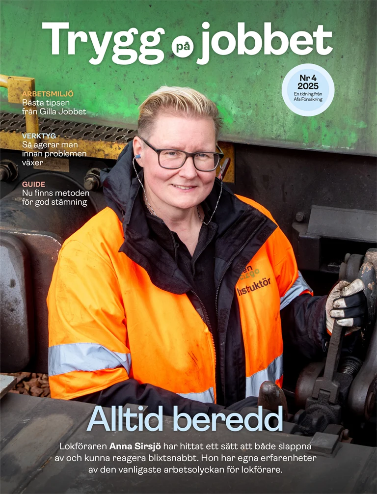 Omslag till Trygg på jobbet nr 4 2025 med lokföraren Anna bredvid ett tåg.