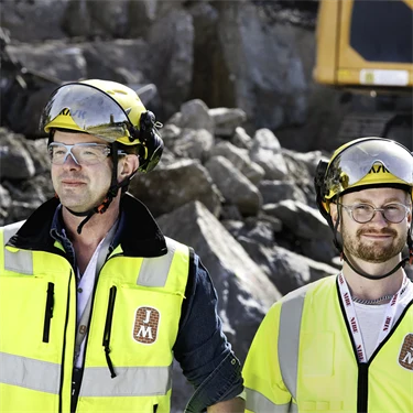 Platschef Daniel Rais och arbetsledare Christopher Söderlind, JM i Huvudsta.