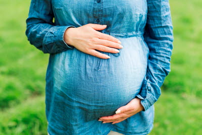 Kvinna med gravidmage