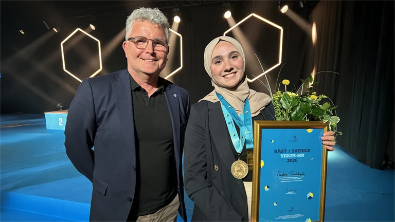 Sedra Taskyeh, frisör från Realgymnasiet i Lund, håller i diplomet Bäst i Sverige som hon precis fått från Claes Åberg på Afa Försäkring som står bredvid.