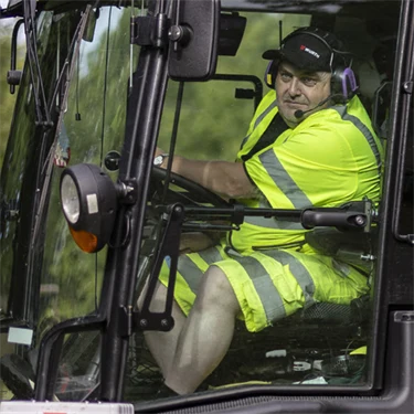 Omslag till Trygg på jobbet nr 3 2026 med en parkarbetare som kör en traktor.