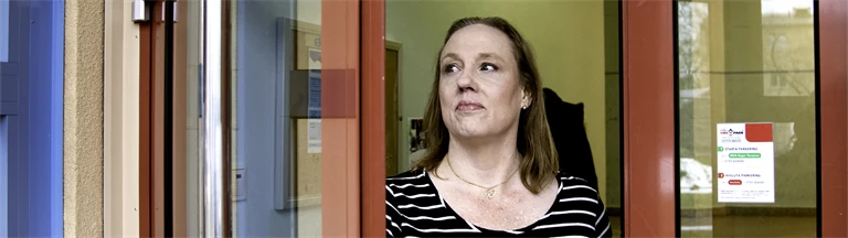 Person som står i en dörröppning.