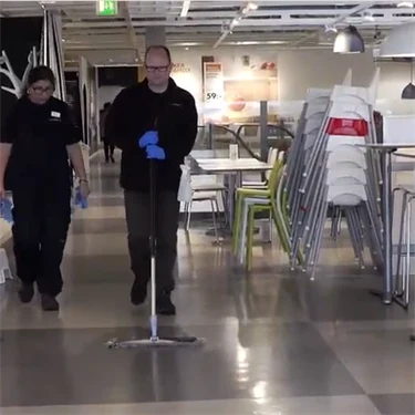 dr-west-provar-jobba-som-städare