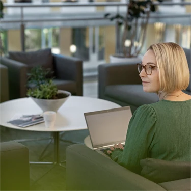 Kvinna med dator på kontor