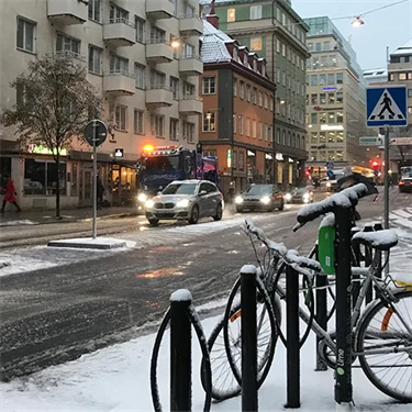 Gata i Stockholm med bilar, cyklar och snö.