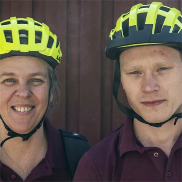 Hemtjänstpersonal med cykelhjälmar.