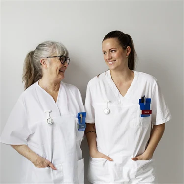 Två kvinnliga sjukvårdare skrattar tillsammans