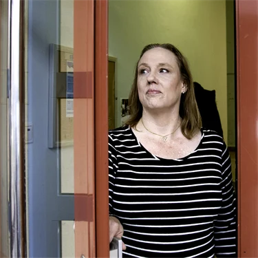 Person som står i en dörröppning.