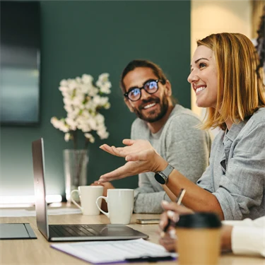 Människor i möte runt ett bord.