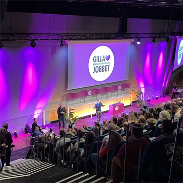 Stor publik framför stora scenen på Gilla Jobbet 2023.