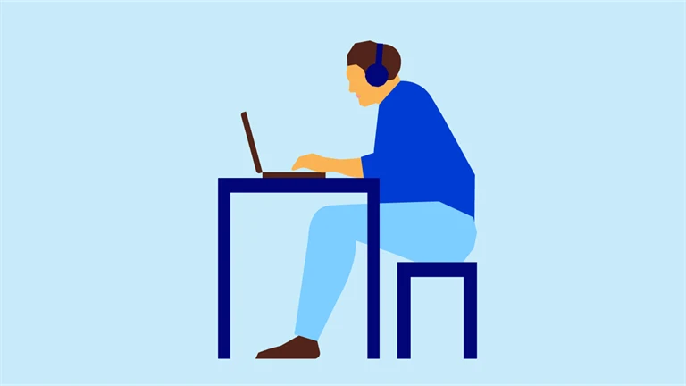 Person som sitter vid ett bord framför en laptop. Illustration. 