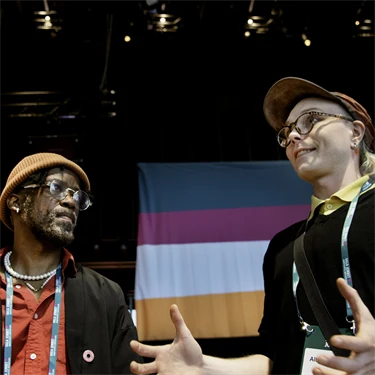 Elevassistenterna Vusie Kubekha och Albert Lindquist på Gilla Jobbet.