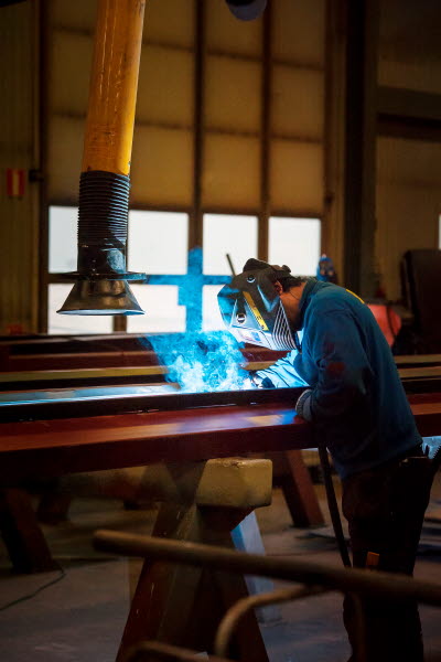 Svetsare arbetar i en verkstad