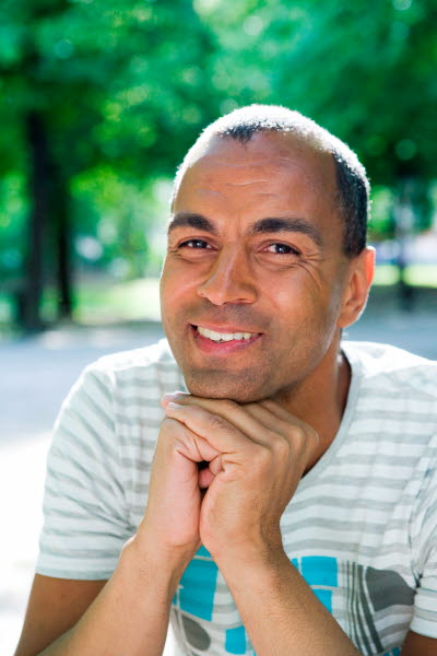 Medelålders man i t-shirt i en park