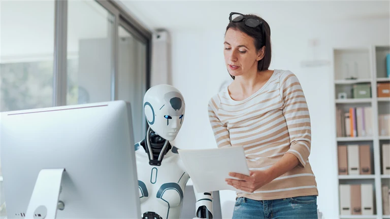 Kvinna på kontor i samtal med en robot