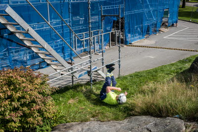 Bygganställd faller på marken utomhus
