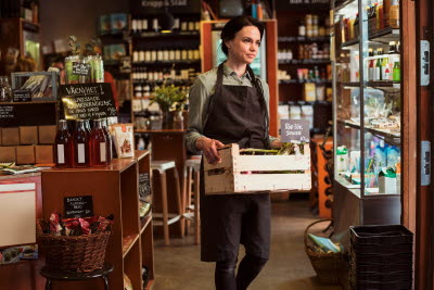 Ung kvinna som arbetar inom handel